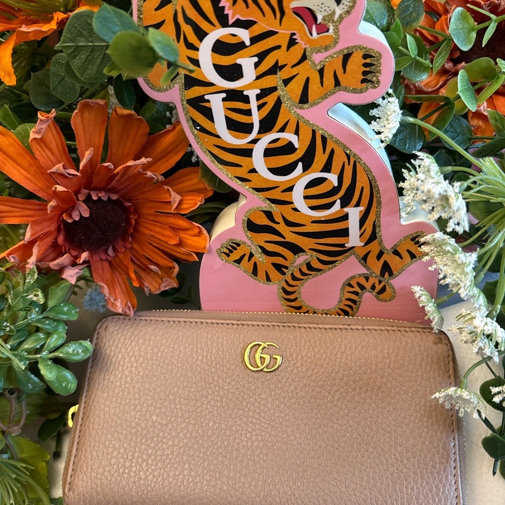 Gucci Leather Zip Around Wallet. - Picture 5 of 14